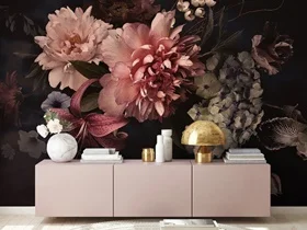 Bu tasarım, klasik yağlı boya estetiğini modern ev dekorasyonuyla buluşturur; büyük pembe çiçekleri ve koyu antrasit zemini ile dramatik bir şıklık sunar.