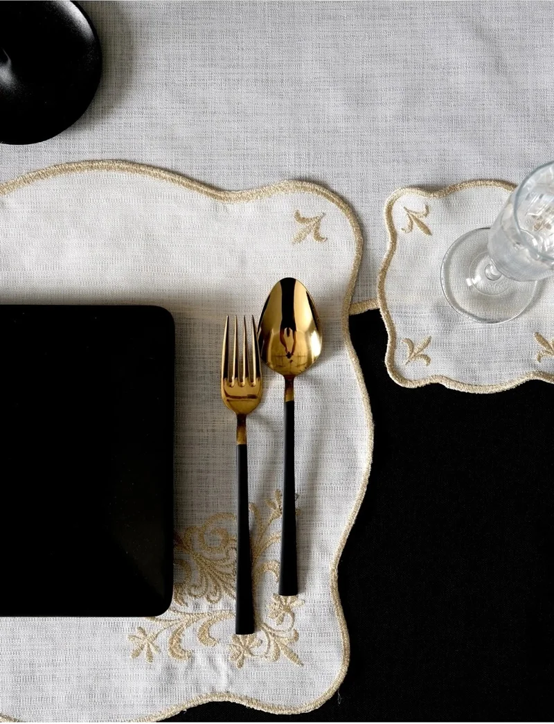 Runner Amerikan Seti Queen Nature Nakışlı Beyaza Simli 13 Parça