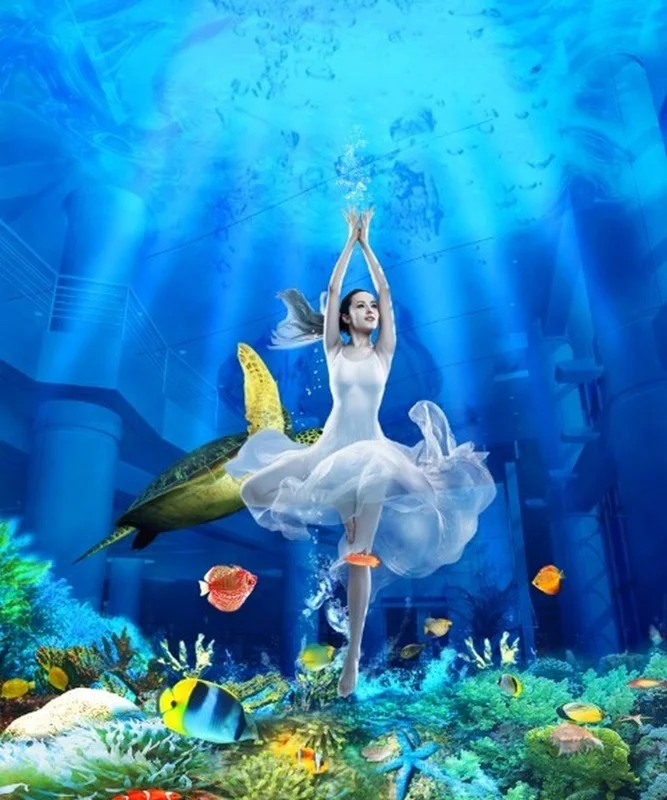 Berrak mavi okyanusta süzülen beyaz elbiseli balerin, deniz kaplumbağası ve rengarenk tropikal balık resifli fantastik duvar kağıdı.