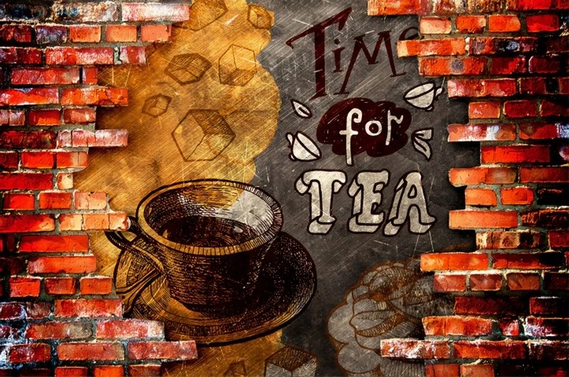 Kırmızı tuğla desenli zemin üzerinde ahşap ve kara tahta detaylı Time for Tea yazılı profesyonel duvar kağıdı.