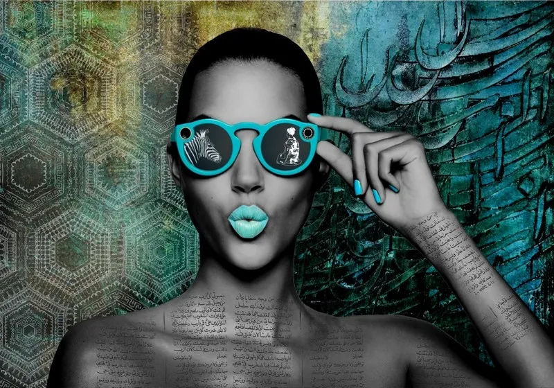 Turkuaz gözlüklü, turkuaz dudaklı ve vücudu kaligrafik yazılı modern kadın portresi duvar kağıdı.