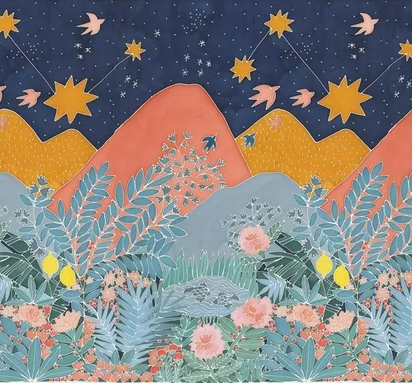 Folk-art tarzında turuncu dağlar üzerinde parlayan sarı yıldızlar ve ön planda renkli çiçekli çocuk odası duvar kağıdı