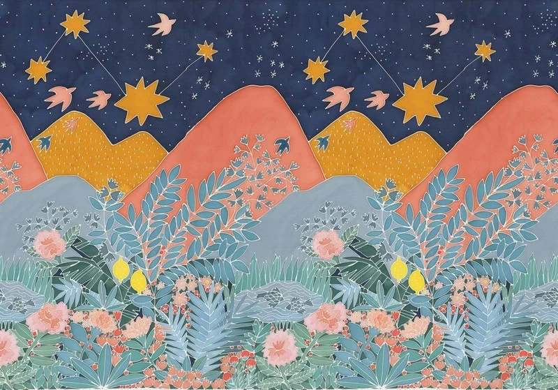 Folk-art tarzında turuncu dağlar üzerinde parlayan sarı yıldızlar ve ön planda renkli çiçekli çocuk odası duvar kağıdı