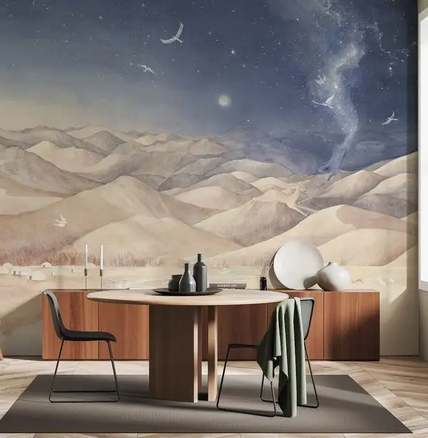 Gece gökyüzünde samanyolu parıltısı süzülen kuşlar ve dağ manzaralı suluboya duvar kağıdı