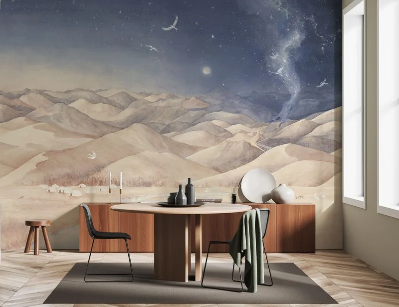 Gece gökyüzünde samanyolu parıltısı süzülen kuşlar ve dağ manzaralı suluboya duvar kağıdı