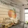 Eskitme ahşap panel dokusu üzerinde "Farm Fresh Tomatoes" ve "Local Produce" yazılı vintage manav duvar kağıdı.