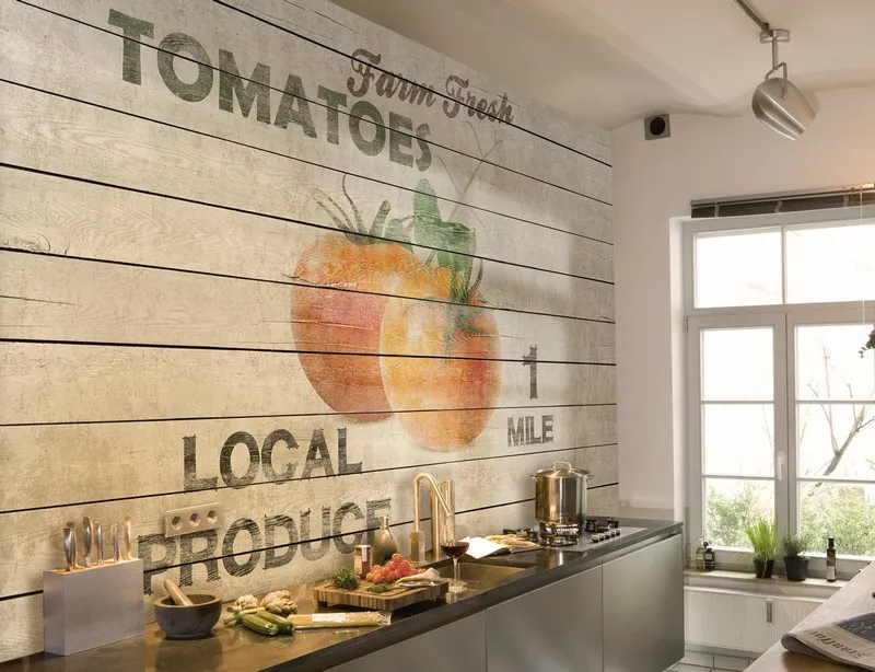 Eskitme ahşap panel dokusu üzerinde "Farm Fresh Tomatoes" ve "Local Produce" yazılı vintage manav duvar kağıdı.
