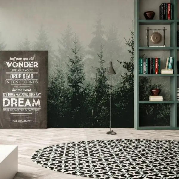 Ön Planda Belirgin Çam Ağaçları ve Arka Planda Sisler İçinde Kaybolan Ağaç Siluetleri ile Derinlik Algısı Yaratan Puslu Orman Manzaralı Duvar Kağıdı