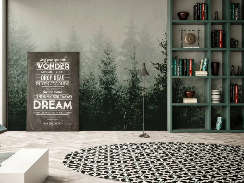 Ön Planda Belirgin Çam Ağaçları ve Arka Planda Sisler İçinde Kaybolan Ağaç Siluetleri ile Derinlik Algısı Yaratan Puslu Orman Manzaralı Duvar Kağıdı