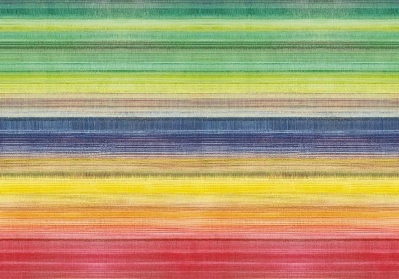 Modern salon duvarında canlı gökkuşağı renkli yatay çizgili soyut duvar kağıdı