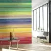 Modern salon duvarında canlı gökkuşağı renkli yatay çizgili soyut duvar kağıdı