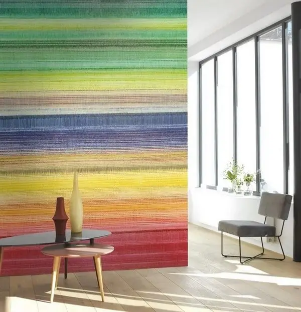 Modern salon duvarında canlı gökkuşağı renkli yatay çizgili soyut duvar kağıdı