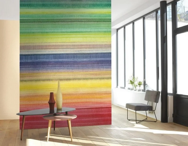 Modern salon duvarında canlı gökkuşağı renkli yatay çizgili soyut duvar kağıdı