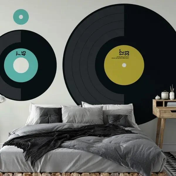 Beyaz zemin üzerinde turkuaz ve hardal sarısı etiketli biri büyük diğeri küçük iki adet siyah retro plak illüstrasyonu içeren genç odası duvar kağıdı