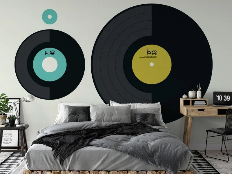 Beyaz zemin üzerinde turkuaz ve hardal sarısı etiketli biri büyük diğeri küçük iki adet siyah retro plak illüstrasyonu içeren genç odası duvar kağıdı