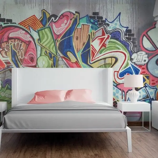 Beyaz zemin üzerinde turkuaz ve hardal sarısı merkez etiketli iki farklı boyutta minimalist siyah plak illüstrasyonu içeren genç odası duvar kağıdı