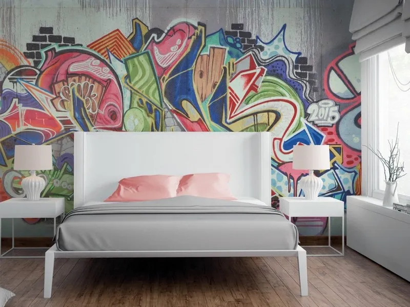 Beyaz zemin üzerinde turkuaz ve hardal sarısı merkez etiketli iki farklı boyutta minimalist siyah plak illüstrasyonu içeren genç odası duvar kağıdı