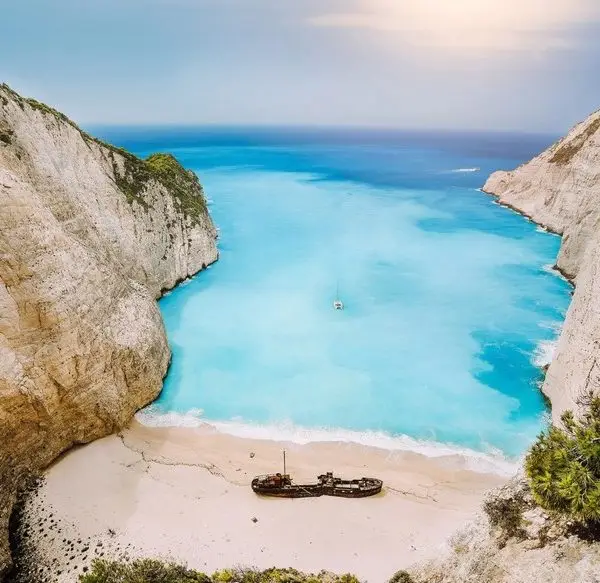Turkuaz deniz, kumsal ve gemi enkazı detaylı 3D derinlik katan panoramik manzara duvar posteri.