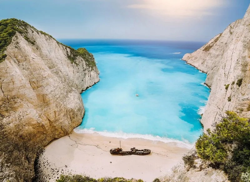 Turkuaz deniz, kumsal ve gemi enkazı detaylı 3D derinlik katan panoramik manzara duvar posteri.