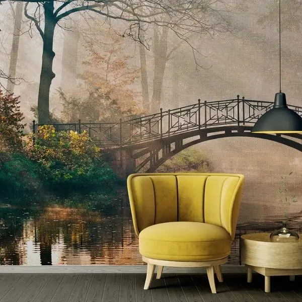 Sabah Sisi Altında Gölün Üzerindeki Otantik Metal Köprü ve Ağaçların Sudaki Yansıması ile Günışığı Hüzmelerini Gösteren Masalsı Duvar Kağıdı