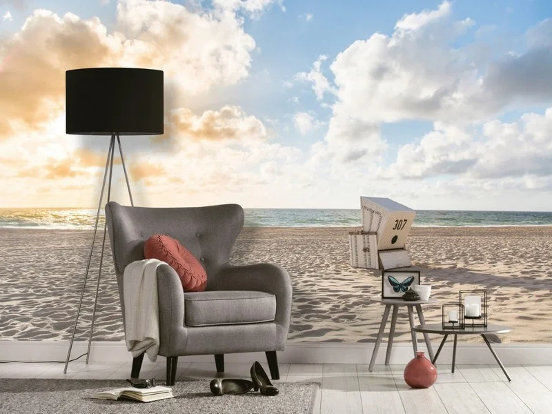 Güneşli Bir Günde Ufuk Çizgisine Kadar Uzanan Deniz ve Kumsal Üzerinde Duran Otantik Bir Plaj Sepetinin Bulunduğu Sahil Manzaralı Duvar Kağıdı