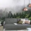 Sık Çam Ağaçlarının Üzerine Çökmüş Beyaz Sis Tabakasıyla Derinlik Kazandırılmış Yeşil Orman Manzaralı Duvar Kağıdı