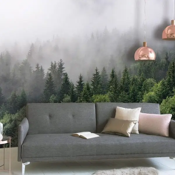 Sık Çam Ağaçlarının Üzerine Çökmüş Beyaz Sis Tabakasıyla Derinlik Kazandırılmış Yeşil Orman Manzaralı Duvar Kağıdı