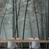 Füme ve gri tonlarda sisli bambu ağaçları manzaralı dikişsiz tekstil duvar kağıdı.