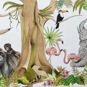 Beyaz zemin üzerinde büyük ağaç gövdesi etrafında goril fil leopar flamingolar ve tukan kuşu figürleri içeren modern çocuk odası duvar kağıdı