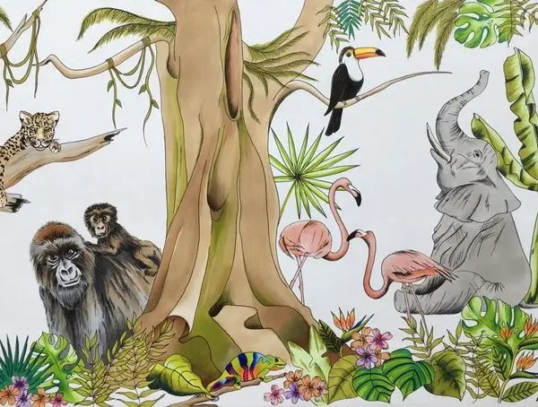 Beyaz zemin üzerinde büyük ağaç gövdesi etrafında goril fil leopar flamingolar ve tukan kuşu figürleri içeren modern çocuk odası duvar kağıdı