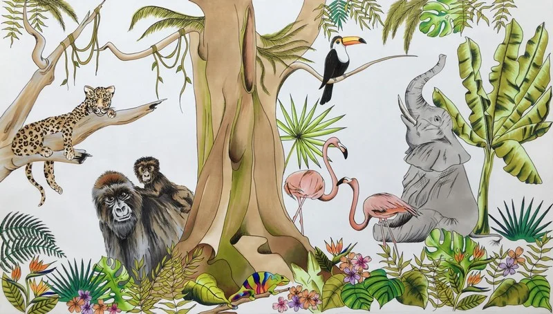 Beyaz zemin üzerinde büyük ağaç gövdesi etrafında goril fil leopar flamingolar ve tukan kuşu figürleri içeren modern çocuk odası duvar kağıdı