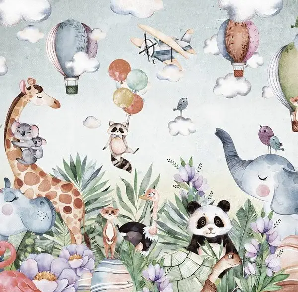 Sulu boya tarzında zürafa fil panda ve flamingo figürleri ile renkli sıcak hava balonları içeren safari temalı çocuk odası duvar kağıdı