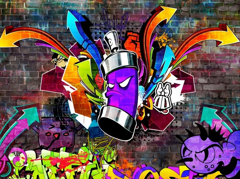 Koyu tuğla duvar önünde elinde sprey boya tutan mor graffiti karakteri ve renkli dinamik oklar içeren modern duvar kağıdı