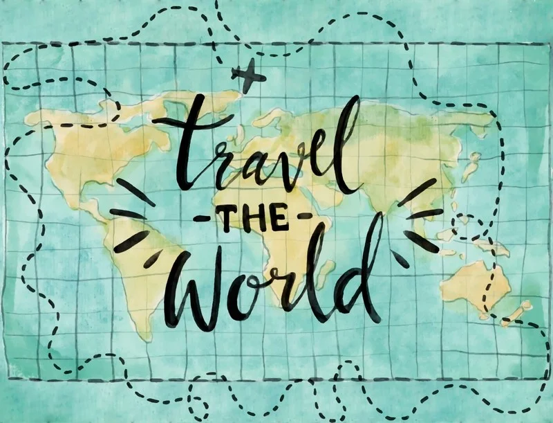 turkuaz mavi kareli zemin uzerinde travel the world yazili sulu boya efektli dunya haritasi duvar kagidi