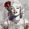 Marilyn Monroe gazete kupürleri ve kırmızı güllerle sanatsal kolaj duvar kağıdı.