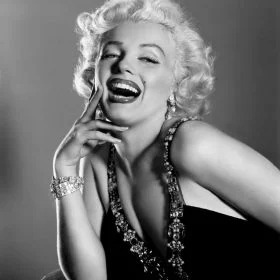 Marilyn Monroe Gülen Portre Siyah Beyaz Duvar Kağıdı