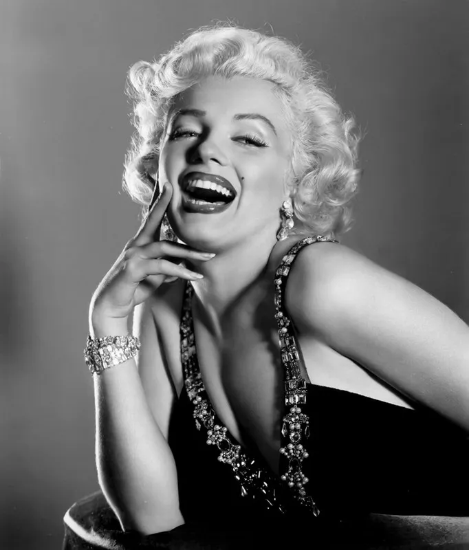 Marilyn Monroe Gülen Portre Siyah Beyaz Duvar Kağıdı