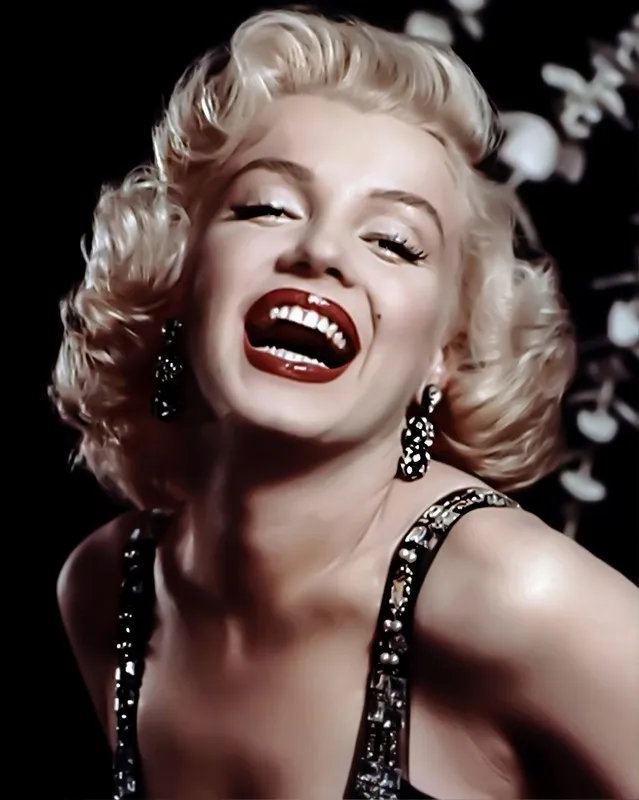 Marilyn Monroe beyaz uçuşan elbisesiyle nostaljik film sahnesi dikişsiz tekstil duvar kağıdı.