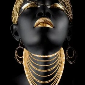 Boynunda şık altın kolye olan altın başlıklı ve dudaklı siyah kadın portreli dikişsiz duvar kağıdı.