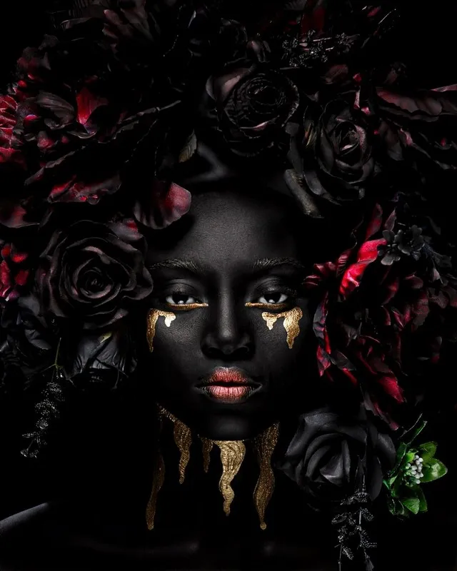 Eviniz için özel tasarım siyah güllü taç takmış ve altın gözyaşı detaylı kadın portreli dikişsiz duvar kağıdı.