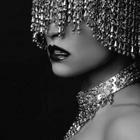 Eviniz için özel tasarım kristal detaylı siyah beyaz kadın portreli dikişsiz duvar kağıdı.