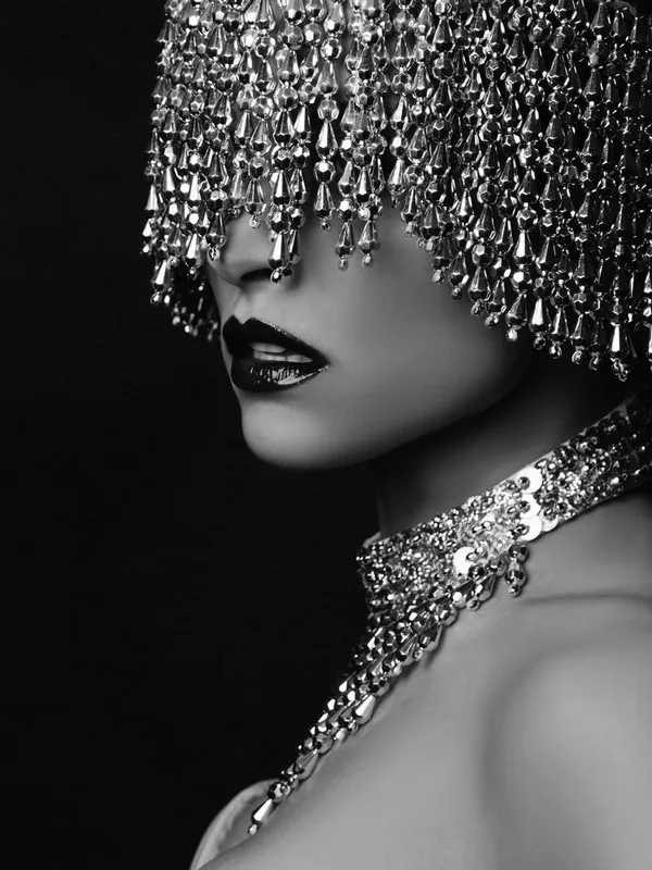 Eviniz için özel tasarım kristal detaylı siyah beyaz kadın portreli dikişsiz duvar kağıdı.