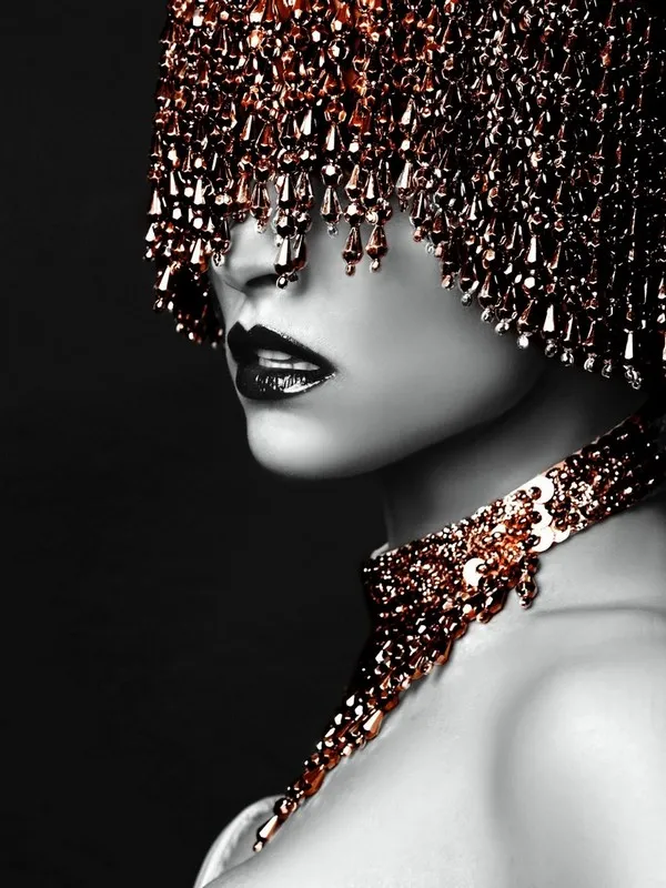 Eviniz için özel tasarım bronz ve rose gold detaylı kadın portreli dikişsiz duvar kağıdı.