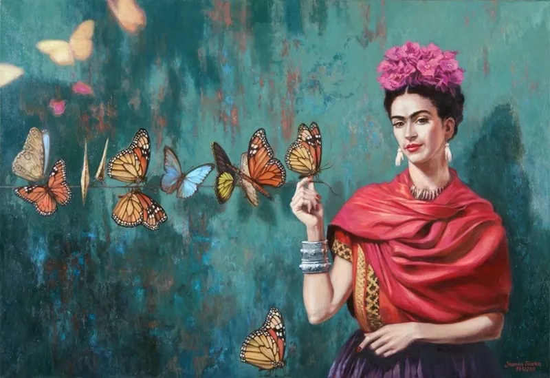 Frida Kahlo portresi ve uçuşan renkli kelebekler temalı sanatsal duvar kağıdı.