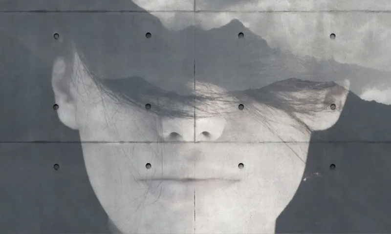 Modern dekorasyon için brüt beton dokulu dağ manzaralı kadın yüzü silueti dikişsiz duvar kağıdı.