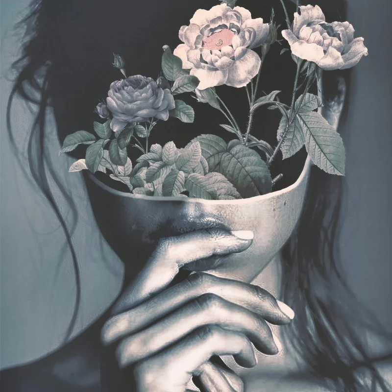 Türkiye geneli satış odaklı kişiye özel ölçü çiçek detaylı sürreal kadın portreli dijital baskı duvar kağıdı.