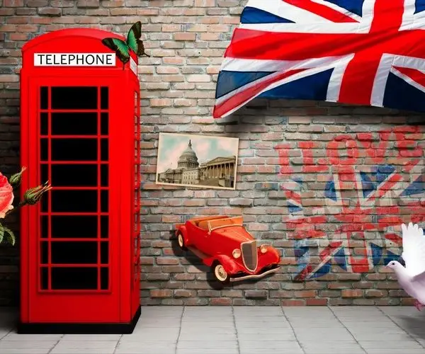 Kırmızı tuğla duvar önünde kırmızı telefon kulübesi, Union Jack bayrağı ve vintage kırmızı araba kolajlı duvar kağıdı.