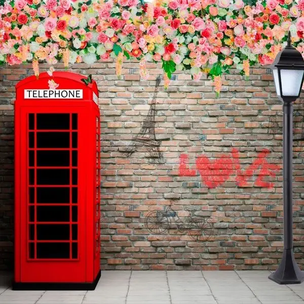 Kırmızı Londra telefon kulübesi, tuğla duvar üzerine çiçek sarkıtları ve sokak lambası içeren dekoratif duvar kağıdı.