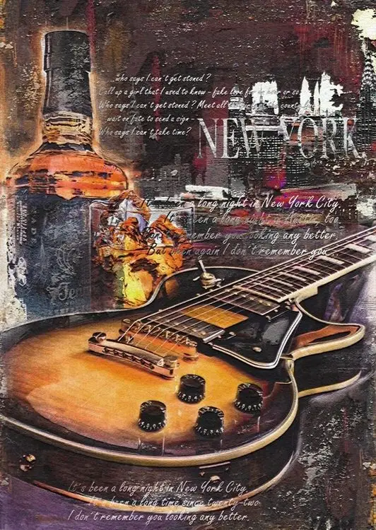 Elektro gitar, viski şişesi ve New York şehir silüeti içeren retro tarzda dekoratif duvar kağıdı.