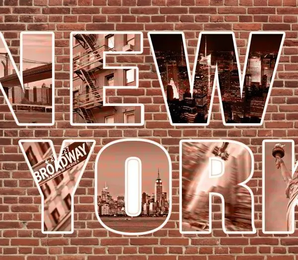 Kırmızı tuğla duvar üzerinde New York yazılı ve şehir manzaralı harf kolajlı modern duvar kağıdı.